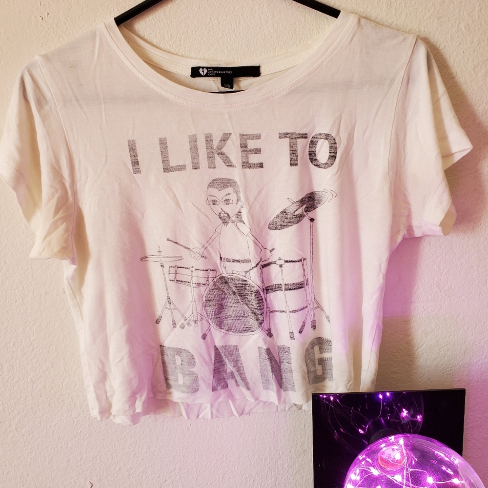 Super cute t-shirt, wore twice at max. Crop